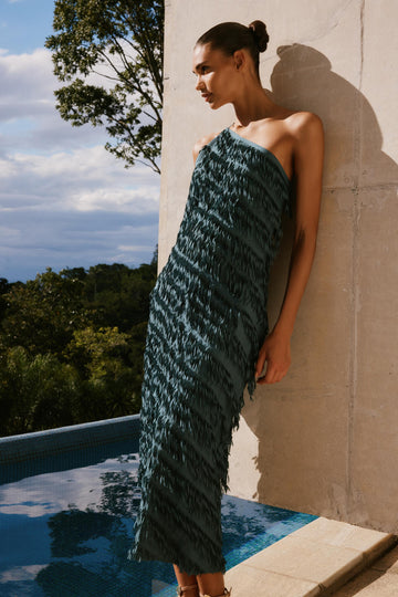 Vestido con flecos y escote asimétrico